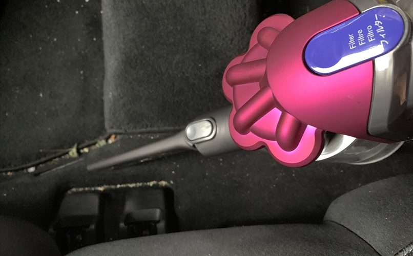 車掃除の強い味方ダイソンコードレスクリーナー
